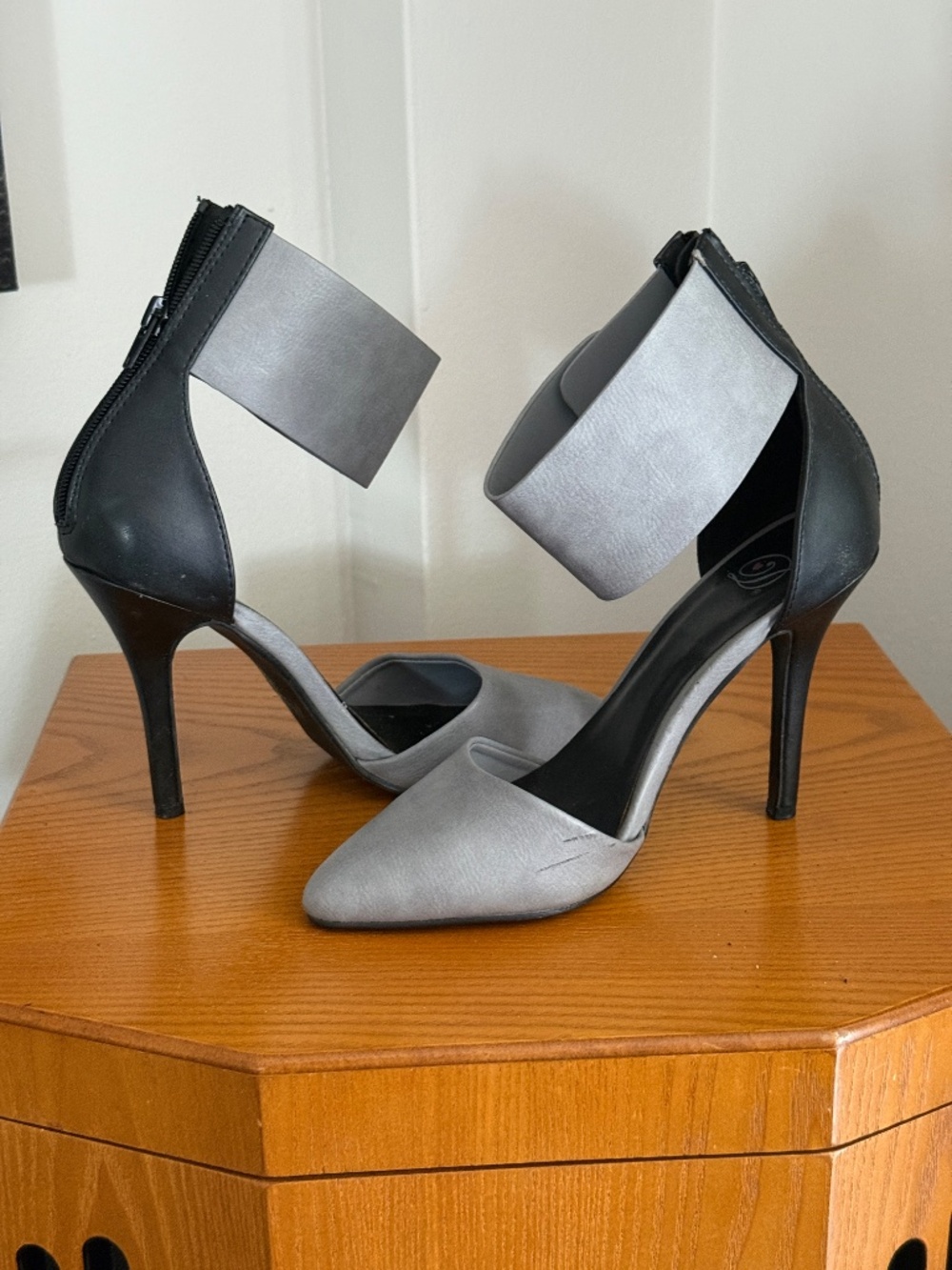 Women’s Shoes Size 7 - Picture 7 of 16